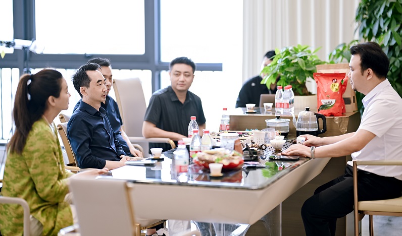 著名企業顧問劉潤走進松普智能，關注uv印刷設備如何借京東智谷”上樓進化“(圖4)