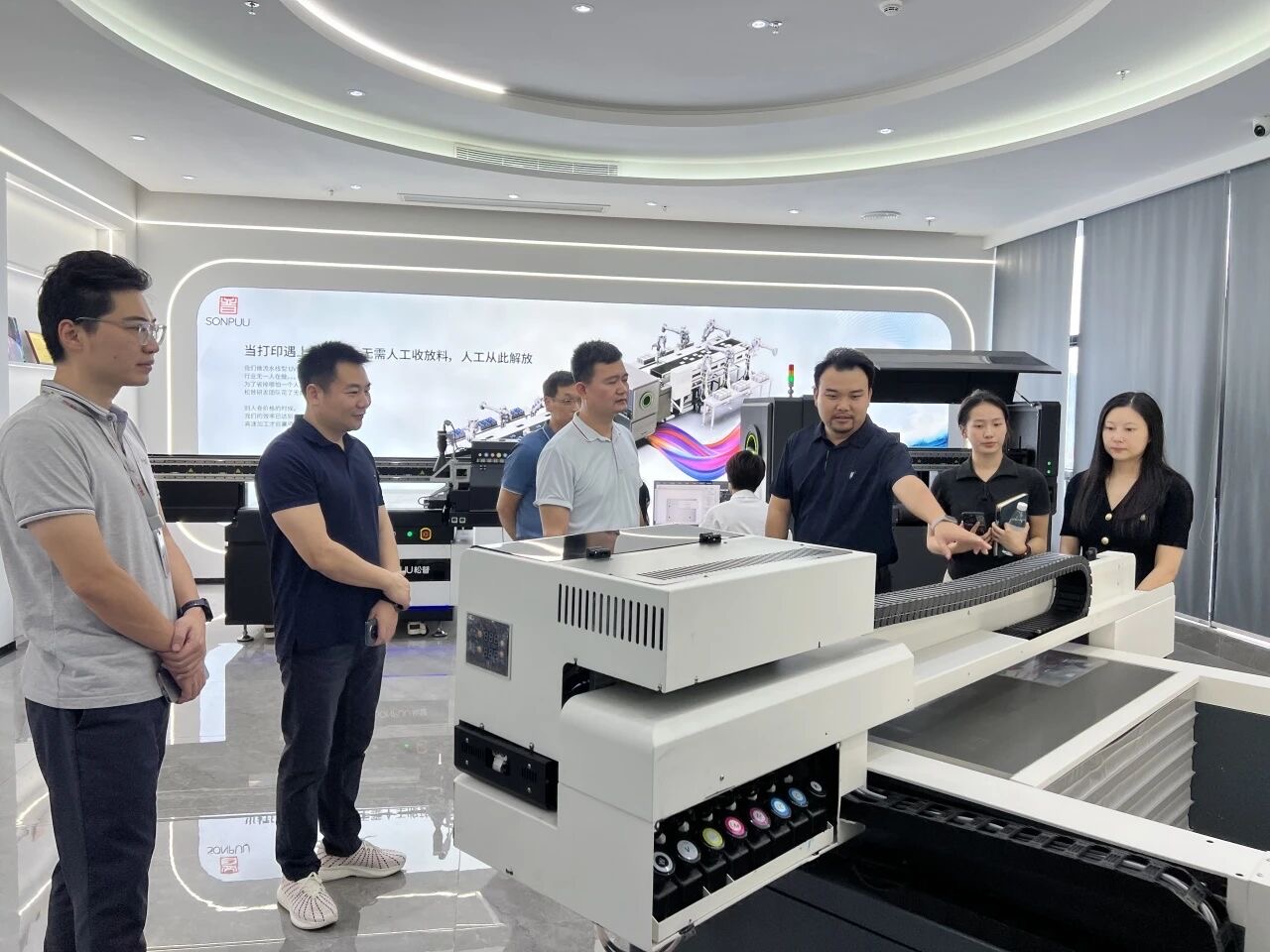 深化校企合作，共促創(chuàng)新發(fā)展——東莞理工學院科創(chuàng)院與鳳崗鎮(zhèn)政府走訪京東智谷松普智能(圖4)