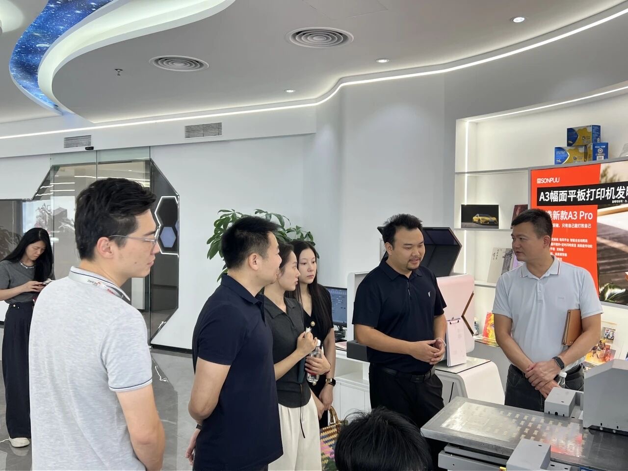 深化校企合作，共促創(chuàng)新發(fā)展——東莞理工學院科創(chuàng)院與鳳崗鎮(zhèn)政府走訪京東智谷松普智能(圖3)