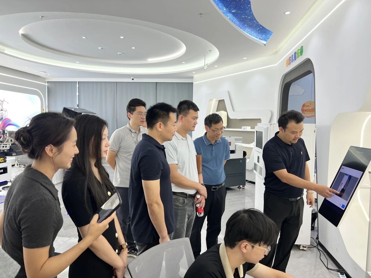 深化校企合作，共促創(chuàng)新發(fā)展——東莞理工學院科創(chuàng)院與鳳崗鎮(zhèn)政府走訪京東智谷松普智能(圖2)